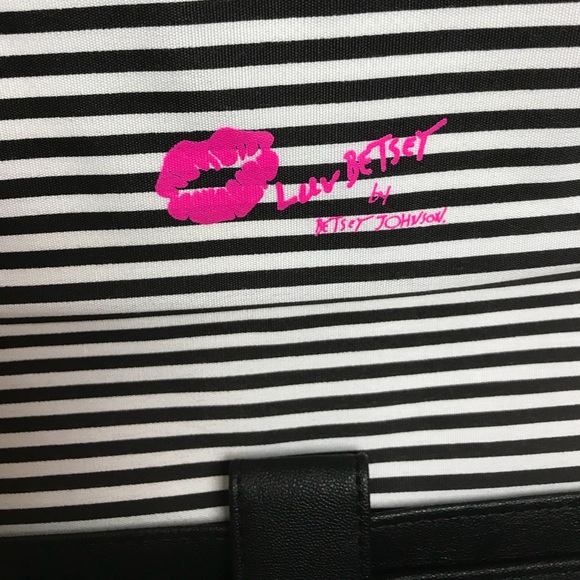 Betsey Johnson crossbody Clutch. - Picture 8 of 8